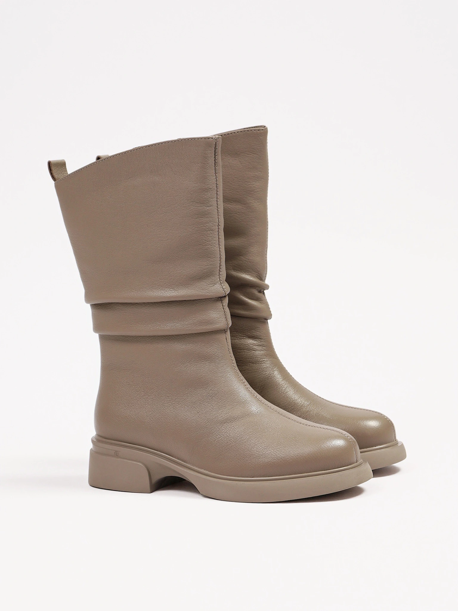 Сапоги серого цвета на среднем широком каблуке с мягкими складками